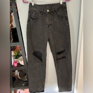 BLACK DISTRESSED JEANS